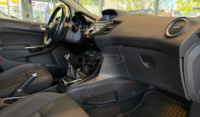 
								Ford Fiesta 2016 TITANIUM full									