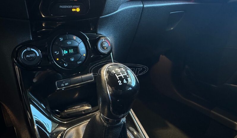 
								Ford Fiesta 2015 TITANIUM full									